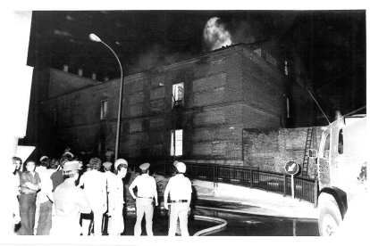 Varios agentes observando el incendio en el archivo viejo de la calle Chancillería (actual Palacio de Congresos Conde Ansúrez) (1979) - ARCHIVO MUNICIPAL DE VALLADOLID