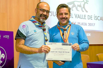 Diego Cobos y Julio del Valle muestran el diploma de ‘Lobo de Plata’.-EL MUNDO
