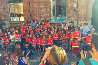 Óscar Puente junto a niños del colegio García Quintana tras el realizar el trayecto ‘Camino Escolar Seguro’-E. M.