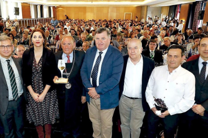 El presidente de Bodegas Protos, Edmundo Bayón, con su premio, junto a Inmaculada Toledano, Elías Arranz, y Enrique Pascual. EL MUNDO-