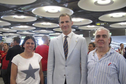 Paco y su mujer con el Rey Felipe VI en el aeropuerto de Adolfo Suárez.-EL MUNDO