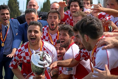 Los jugadores de la selección de Castilla y León levantan la copa de campeones.-E.M.