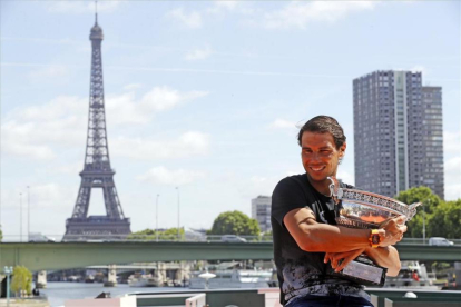 El tenista español posa con su trofeo para celebrar su décima victoria en el Roland Garros-EFE