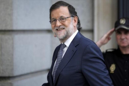 El presidente del Gobierno, Mariano Rajoy, se dirige a una reunión del grupo parlamentario del Partido Popular en el Congreso de los Diputados.-JOSE LUIS ROCA