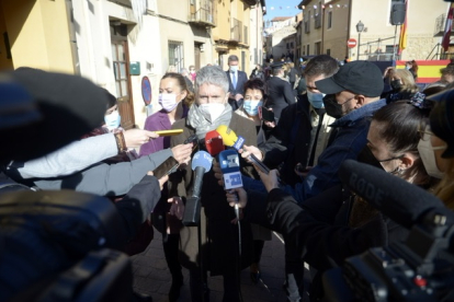 El ministro Marlaska atiende a los medios en Segovia. | ICAL
