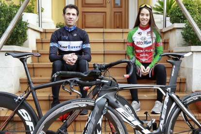 JuanCarlos y Estela Domínguez posan con las bicicletas en la puerta de su casa.-J. M. LOSTAU