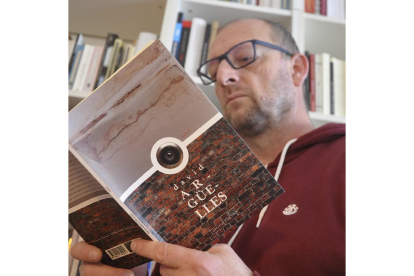David Argüelles posa con su poemario. | E. M