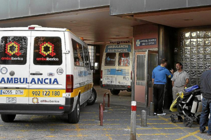 Imagen de archivo de una ambulancia de la ciudad vallisoletana-EL MUNDO