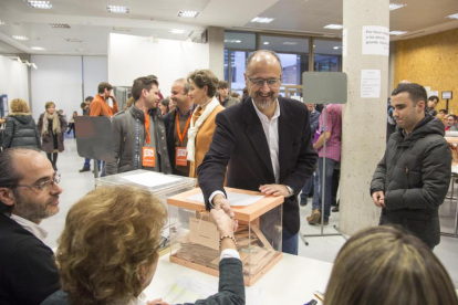 Votación de Luis Fuentes, acompañado del candidato por Salamanca, Pablo Yáñez (D) en el Centro Municipal Integrado Julián Sánchez El Charro-ICAL