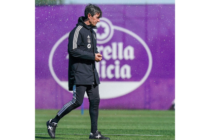Pacheta, hoy en su último entrenamiento en el Real Valladolid antes de comunicar el club su cese. / IÑAKI SOLA / RVCF