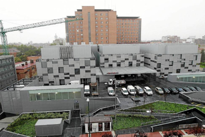 Vista de la fachada principal del nuevo bloque técnico del Clínico, con el servicio de Urgencias a la izquierda-J. M. LOSTAU