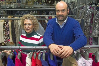 Pilar y Bernardo Rodríguez posan junto a algunas prendas confeccionadas por Antón&Moda.-M. DENEIVA