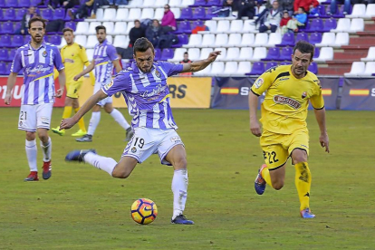 Jordán dispara a puerta en el Real Valladolid-Reus de la primera vuelta-Pablo Requejo