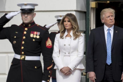 Donald Trump  y su esposa, Melania, esperan la llegada del primer ministro israeli  Benjamin Netanyahu y de su mujer, Sara, en la Casa Blanca, el 15 de febrero.-EFE / ANDREW HARRER