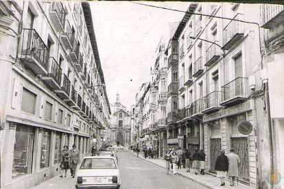 Calle de la Platería con la iglesia de la Vera Cruz al fondo, 198?.- ARCHIVO MUNICIPAL DE VALLADOLID