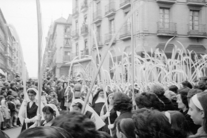 Niñas durante la Procesión de las Palmas el Domingo de Ramos en la plaza del Ochavo, con la calle Duque de la Victoria al fondo, 1964.- ARCHIVO MUNICIPAL DE VALLADOLID