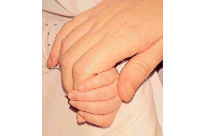 Foto facilitada por la madre en la que sujeta la pequeña mano de su hija. E.M.