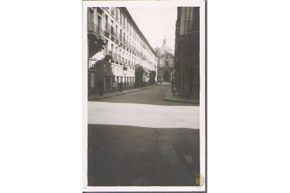 Vista de la calle de la Platería, desde la plaza del Ochavo, con la iglesia de la Vera Cruz al fondo, en la década de los 70 del siglo pasado.- ARCHIVO MUNICIPAL DE VALLADOLID