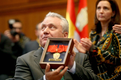 El presidente de la Asociación de Víctimas del Terrorismo de Castilla y León, Juan José Aliste, recibe la medalla de oro de las Cortes-Ical