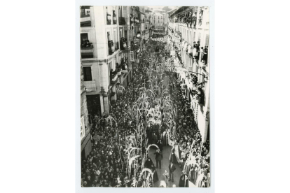 Calle Platería abarrotada de público durante la procesión de las palmas del Domingo de Ramos, en la década de los 70 del siglo pasado.- ARCHIVO MUNICIPAL DE VALLADOLID