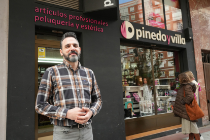 Sergio Pinedo, de la peluquería Pinedo y Villa en la calle Gondomar - J. M. LOSTAU