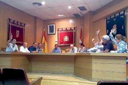 Los concejales de CCD-CI, IU, Podemos y Ciudadanos votan en contra, ayer en el Pleno de Aldeamayor.-EL MUNDO 
