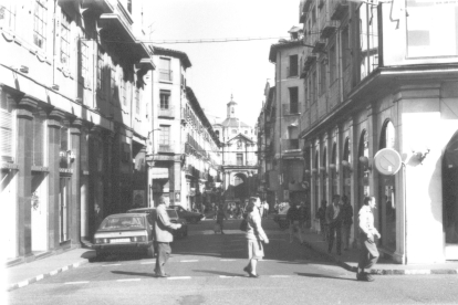 Vista general de la calle de la Platería con la Iglesia de la Vera Cruz al fondo, 1983.- ARCHIVO MUNICIPAL DE VALLADOLID