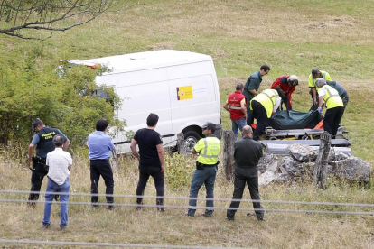 Traslado de uno de los cuerpos de los tres guardias civiles fallecidos al precipitarse su helicóptero en Maraña (León) cuando realizaba un rescate-Ical