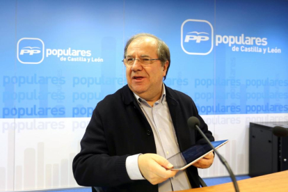 El presidente del PP de Castilla y León, Juan Vicente Herrera, valora los resultados de las elecciones generales.-ICAL