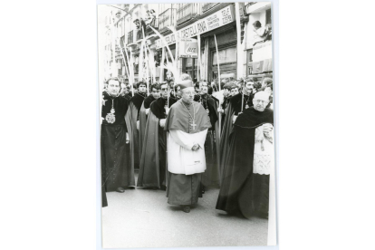 El arzobispo José Delicado Baeza en la calle Platería durante la procesión de las palmas del Domingo de Ramos, 1984.- ARCHIVO MUNICIPAL DE VALLADOLID