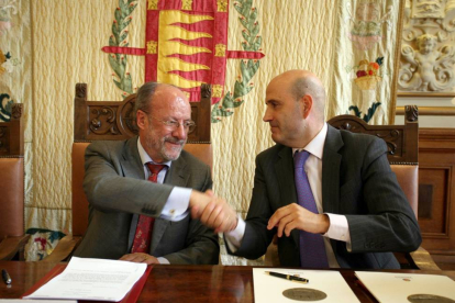 El alcalde de Valladolid, Francisco Javier León de la Riva, y el representante del Banco Sabadell, Enrique Maganto de Lucas, firman un convenio de colaboración-Ical