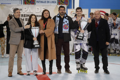 Junta y Ayuntamiento, testigos en la entrega de trofeos de la Copa del Rey y la Copa de la Reina de hockey en línea celebrada en Valladolid. / PHOTOGENIC