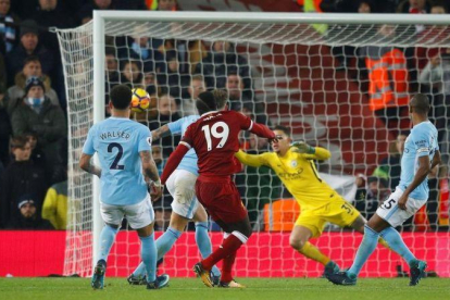 Sadio Mané anota el tercer gol del Liverpool contra el Manchester City.-REUTERS/ PHIL NOBLE
