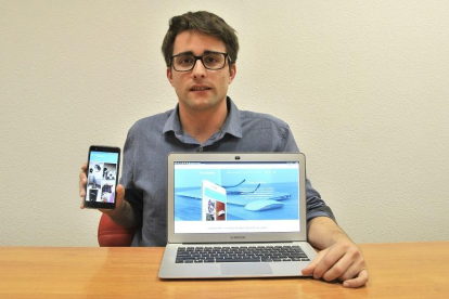 Javier Artiga muestra la aplicación que ha desarrollado junto a sus compañeros de clase para facilitar préstamos de objetos personales .-VALENTÍN GUISANDE