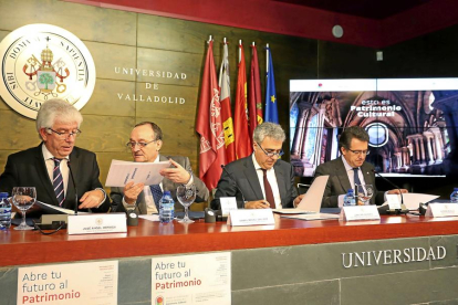 Los rectores de las Universidades de León, Valladolid y Burgos, junto con el director de la Fundación Santa María, en la firma de un convenio.-ICAL