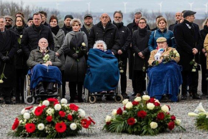 Supervivientes del Holocausto participan en un acto en el campo de concentración de Buchenwald, este lunes.-JENS SCHLUETER (AFP)