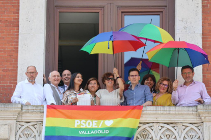 Concejales del PSOE cuelgan la bandera arcoiris en una ventana del Ayuntamiento.- TWITTER