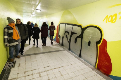 Pintadas en el paso peatonal subterráneo del paseo de San Isidro.-PHOTOGENIC / PABLO REQUEJO