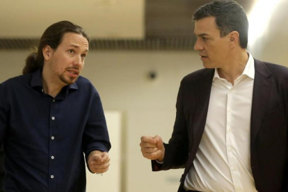 Pablo Iglesias y Pedro Sánchez, en los pasillos del Congreso-JOSÉ LUIS ROCA