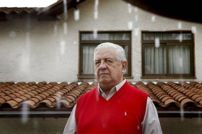 El general chileno Manuel Contreras, máximo represor de la dictadura de Augusto Pinochet, en Santiago de Chile, el 24 de npoviembre del 2004.-Foto: EFE/ CARLOS BARRIA