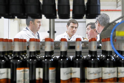 Albert Rivera escucha al presidente de la bodega Cuatro Rayas, Fernando Prieto, ayer, durante su visita a la elaboradora de LaSeca.-J. M. LOSTAU