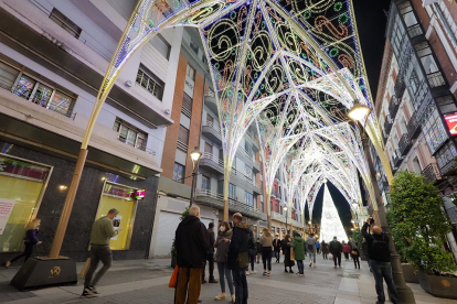 Luces de Navidad en la Calle Santiago en 2020. -PHOTOGENIC/PABLO REQUEJO.