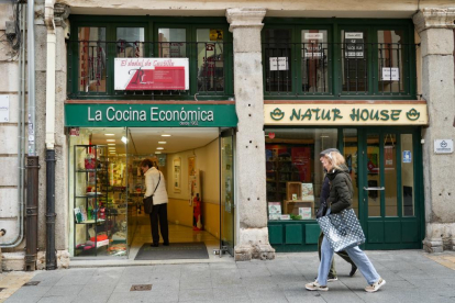 Calle de la Platería, establecimientos 'Natur House' y 'La cocina económica' de José Antonio Siguenza.- J.M. LOSTAU