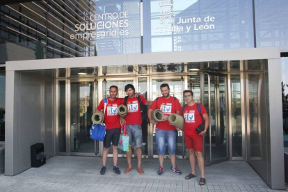 Los trabajadores de Itevelesa salen del edificio ADE Parques Tecnológicos y Empresariales de Castilla y León, en Arroyo de la Encomienda (Valladolid)-Ical