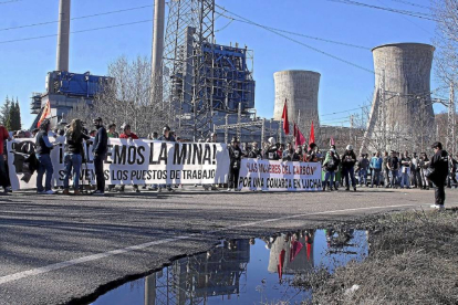 Imagen de archivo de mineros de la Hullera Vasco Leonesa protestando a las puertas de la térmica de la Robla.-ICAL
