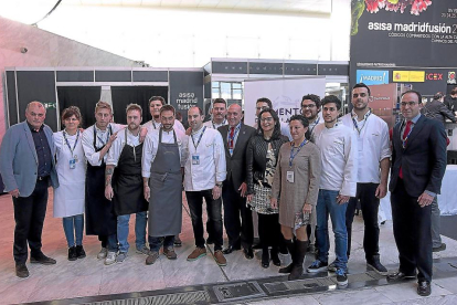 El presidente de la Diputación de Valladolid, Jesus Julio Carnero, en el centro, junto al cocinero Miguel Ángel de la Cruz y alumnos de la Escuela Internacional de Cocina de Valladolid.-ICAL