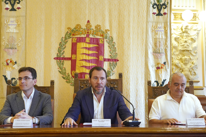Pedro Herrero, Óscar Puente y Ángel Luis Agúndez durante la presentación del nuevo  sistema de quejas. ICAL