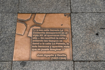Placa en recuerdo a Agapito y Revilla en la calle de la Platería.- J.M. LOSTAU