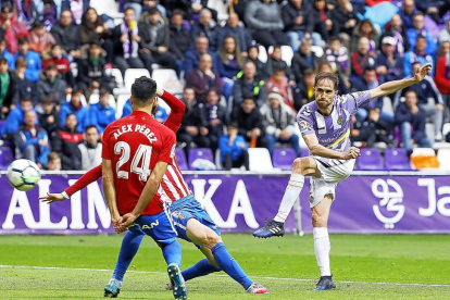 Álex Pérez observa el remate de Míchel en el Valladolid-Sporting; ambos serán baja mañana por sanción.-J. M. LOSTAU