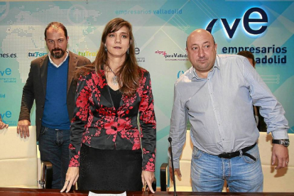 Ángela de Miguel, ayer, flanqueada por los miembros del comité ejecutivo Alejandro García y Jaime Fernández-J.M.Lostau